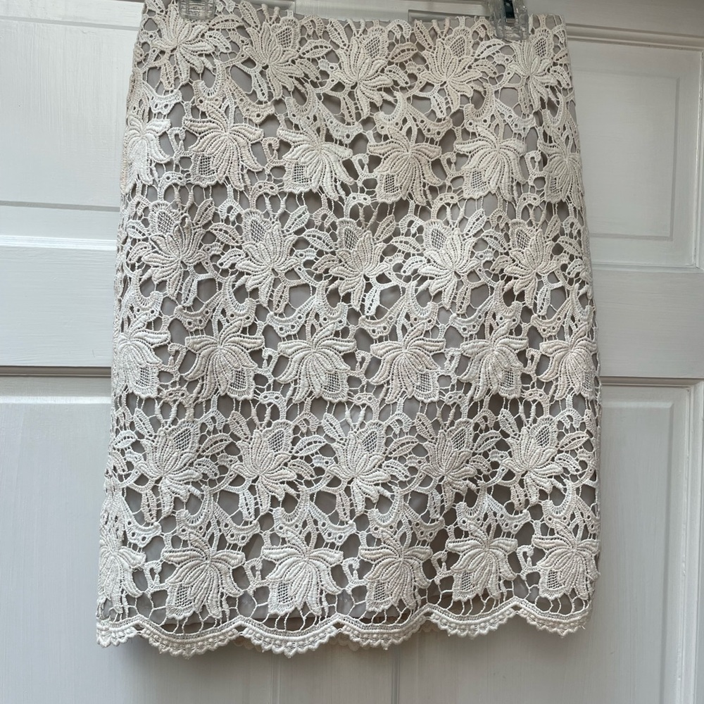 NWT Ann Taylor white/crème lace over lining